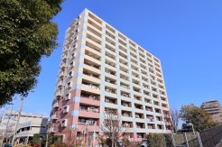 総戸数162戸と存在感のあるマンションです