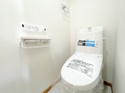 温水洗浄便座付トイレに新規交換済み
