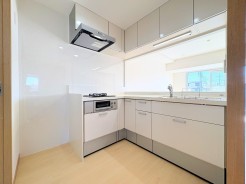 クリーニング実施済み
L型キッチンで広い作業スペースを確保しつつ、効率的に調理できます