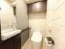 トイレには温水洗浄便座のほか、手洗い場が付いています