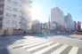4車線道路の明治通りに接します