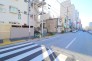 沿道には高層の建築物が立ち並びます