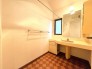 余裕のある洗面スペース、収納豊富