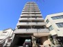 地上13階建ての存在感のあるマンション