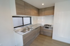 収納スペース・調理スペースも十分の広さのL型キッチン