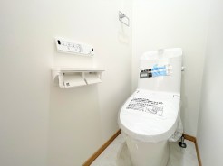 温水洗浄便座付トイレに新規交換済み